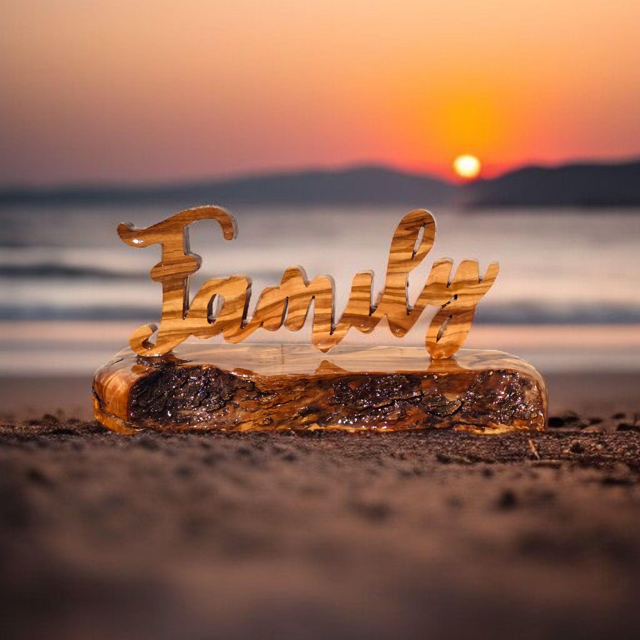 esow 木製グラフィティアートオブジェ銀行 A Lettering FAMILY Family Made of Grained Olive Wood Artwork - Etsy