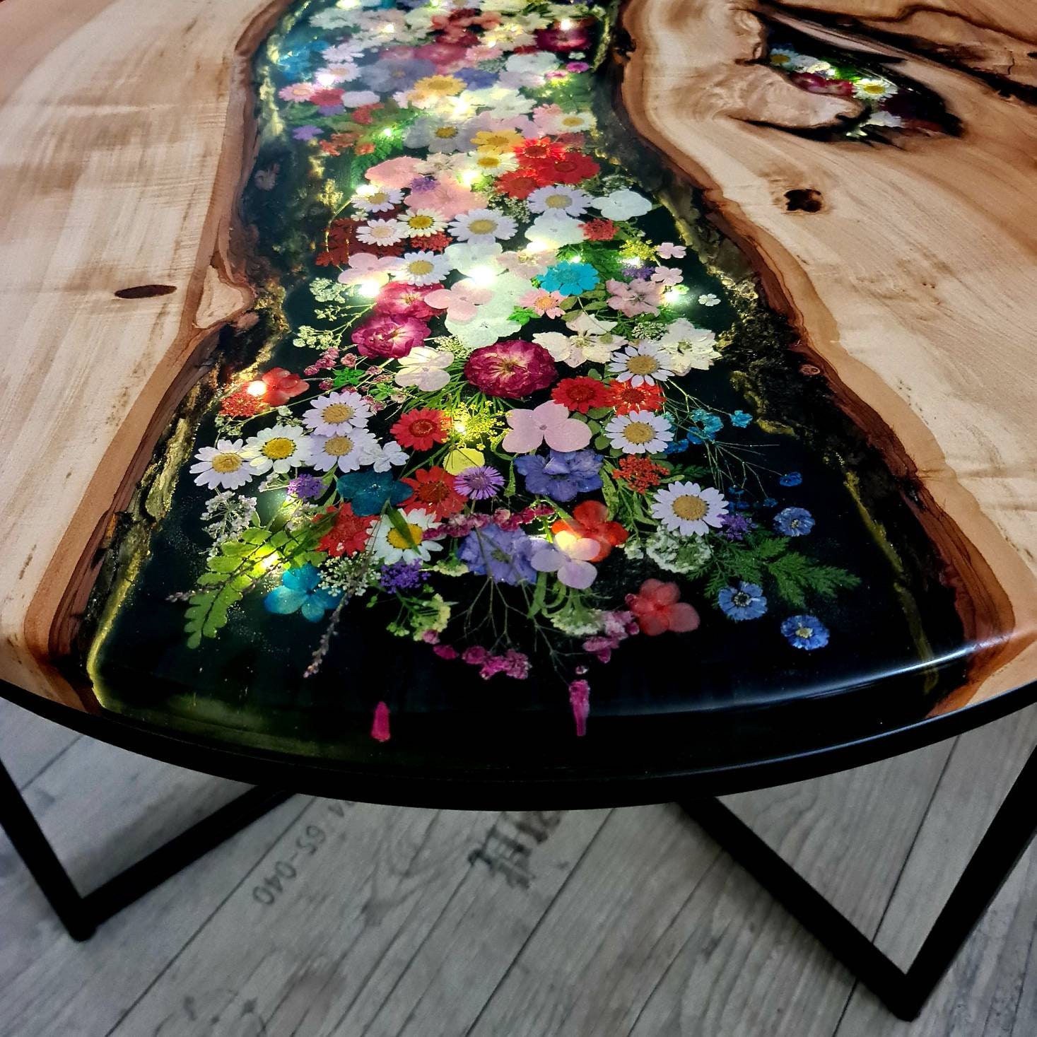 Sofaftisch Couchtisch rund LED Blumendesign Epoxidharz Tisch Kunstwerk Rivertable Farbe schwarz nach Kundenwunsch