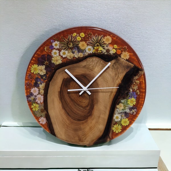 Wanduhr Blütendesign aus Walnuss, mit Epoxidharz Kunstwerk Durchmesser 40 cm