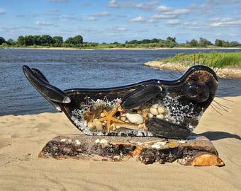 Escultura de foca "Rosi" | Arte marítimo en resina | Pieza única con auténticos objetos encontrados en las playas del Mar del Norte y del Mar Báltico. Foca de resina.