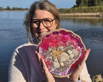 Maritime shell sculpture made from genuine beachcombing finds and resin | "Heart of the Baltic Sea" | Pink color | Cockle artwork