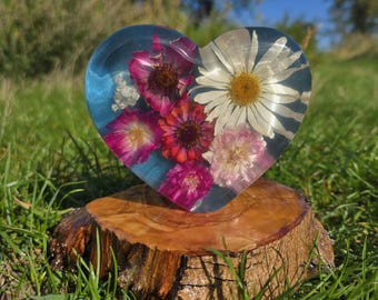 Real flower heart on an olive wood base | Blue turquoise color | Resin art artwork