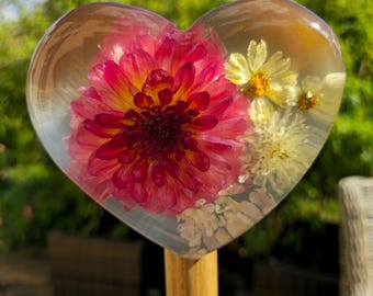 Floral kitchen roll holder – a handmade, unique piece made of oak wood and floral art.