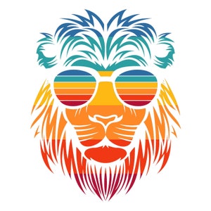 Può includere: Un'illustrazione colorata in stile retrò di un viso di leone con occhiali da sole. La criniera del leone è composta da strisce rosse, arancioni, gialle, verdi, blu e viola.