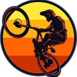 Könnte beinhalten: Silhouette einer Person, die mit dem Mountainbike fährt, wobei das Vorderrad in der Luft ist, vor einem Sonnenuntergangs-Hintergrund.