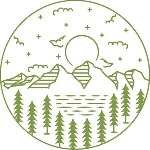 Può includere: Un'illustrazione a linea verde di una catena montuosa con un lago e pini davanti a una luna piena e nuvole. L'illustrazione è in un cerchio.