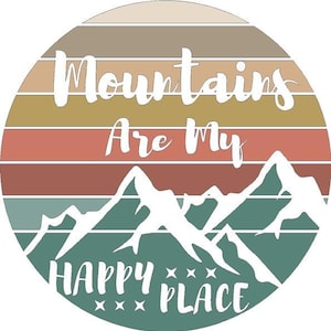 Peut inclure: Un graphique rond de coucher de soleil coloré avec du texte blanc qui dit "Mountains Are My Happy Place". Le graphique présente une chaîne de montagnes stylisée en blanc sur un fond bleu sarcelle.