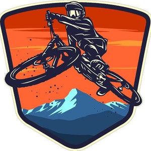 Può includere: Un'illustrazione di mountain bike con un ciclista con casco e occhiali, che salta sopra una catena montuosa con un tramonto sullo sfondo. Il ciclista è in silhouette contro il cielo arancione.
