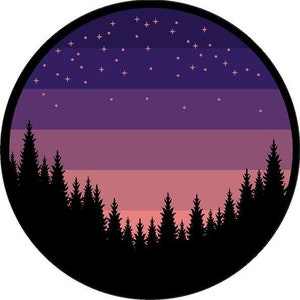 Könnte beinhalten: Eine kreisförmige Illustration eines violetten und rosafarbenen Sonnenuntergangs über einer Silhouette eines Waldes mit Sternen am Himmel.