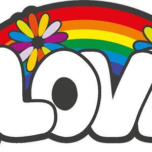 Op de afbeelding: Een regenboog met kleurrijke bloemen aan beide kanten en het woord "LOVE" in witte letters met zwarte contouren.