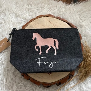 Kulturbeutel Tasche personalisiert Pferd Filz Geschenk Weihnachten Geburtstag Accessoires Frauen Mitbringsel Kleinigkeit grau Kosmetiktasche