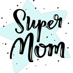 Può includere: Una stella blu con pois bianchi e il testo "Super Mom" scritto in corsivo nero.