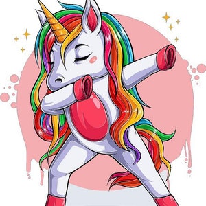 Può includere: Un unicorno di cartone animato con una criniera e una coda arcobaleno sta facendo il ballo del dab. L'unicorno è bianco con accenti rosa e sta in piedi su uno sfondo rosa con pois bianchi.