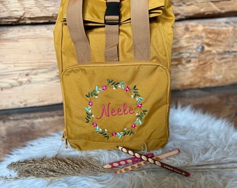 Roll-Top Rucksack personalisiert Tasche Kindergarten Kinder Geschenk Geburtstag grau Senf mustard Blumen floral bestickt