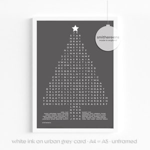Puede incluir: Una impresi&oacute;n de b&uacute;squeda de palabras de &aacute;rbol de Navidad en blanco y negro con las palabras "smithereens made in england" en la parte superior. La impresi&oacute;n est&aacute; sobre un fondo blanco y tiene un marco blanco.