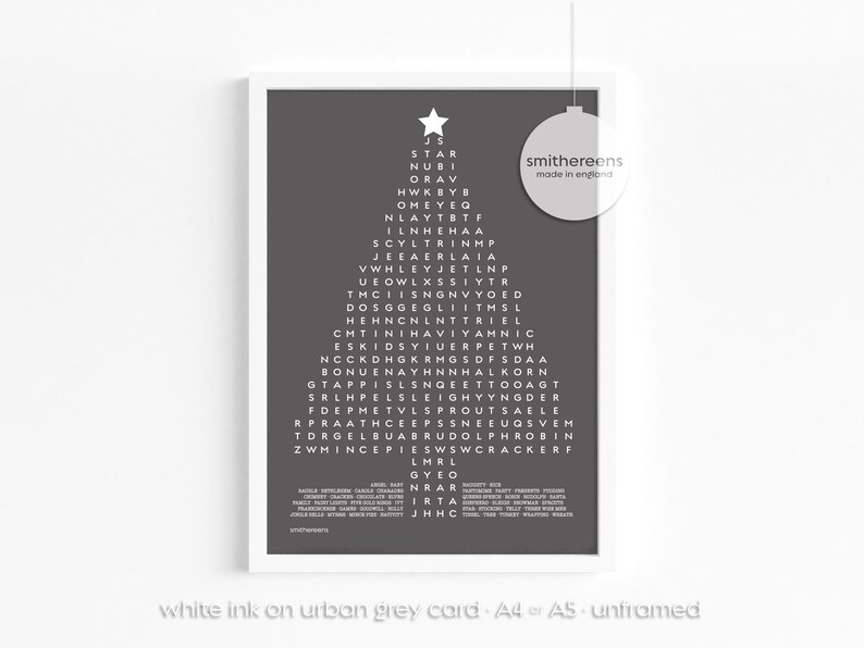 Puede incluir: Una impresi&oacute;n de b&uacute;squeda de palabras de &aacute;rbol de Navidad en blanco y negro con las palabras "smithereens made in england" en la parte superior. La impresi&oacute;n est&aacute; sobre un fondo blanco y tiene un marco blanco.