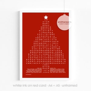 Puede incluir: Un dise&ntilde;o de &aacute;rbol de Navidad rojo con texto blanco que deletrea las palabras "STAR", "NUBI", "ORAV", "HWKBY", "OMEYEQ", "NLAYTO", "ILNHEHAA", "SCYLTRINHP", "JEEAERLAIA", "VWHLEYJETLNP", "UEOWLXSSIYTR", "TMCIISNGNVYOED", "DOSGGEGL", "HTINLNRIEL", "CHKIDS", "HAVUE", "YAHMNIC", "ETWH", "NC", "HG", "D", "ZWHINO", "LMRL", "G", "N", "DFSDA", "A", "LKORN", "OOAGT", "NGDER", "H", "OBIN", "WCRACKERF" y "smithereens. made in england".