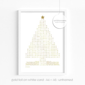 Puede incluir: Una impresi&oacute;n de &aacute;rbol de Navidad en l&aacute;mina dorada con las palabras "smithereens made in england" en la parte superior. La impresi&oacute;n presenta una estrella dorada en la parte superior y una lista de palabras relacionadas con la Navidad en forma de &aacute;rbol.