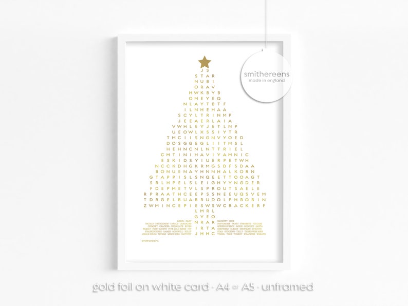 Puede incluir: Una impresi&oacute;n de &aacute;rbol de Navidad en l&aacute;mina dorada con las palabras "smithereens made in england" en la parte superior. La impresi&oacute;n presenta una estrella dorada en la parte superior y una lista de palabras relacionadas con la Navidad en forma de &aacute;rbol.