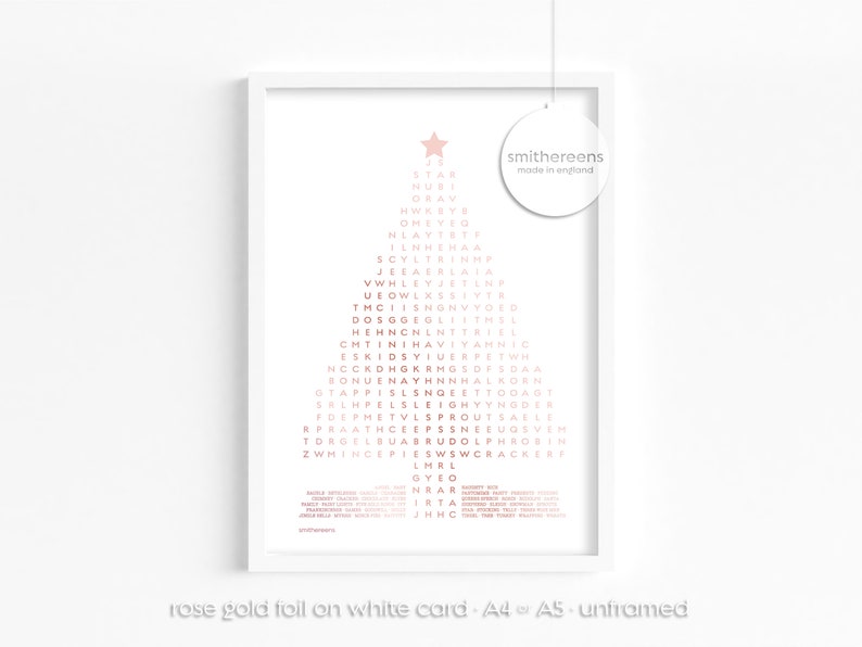 Puede incluir: Una impresi&oacute;n enmarcada en blanco con un dise&ntilde;o de &aacute;rbol de Navidad en l&aacute;mina de oro rosa. El &aacute;rbol est&aacute; formado por las palabras "STAR", "HUB", "ORAV", "HWK", "BYE", "OME", "YID", "NLAYT", "INHE", "SCYLTRIN", "JEEAERLAJA", "VWHLEYSETINF", "UEQWLXSSIYTR", "TMCIISNONVYDED", "DOSGGEGLIITHSE", "HEHNCNENTTRIEL", "CMTINIHAVIYAHNIC", "ESKIDSY", "ETWH", "NCCKOHG", "DFSDAA", "BONUE", "GTA", "ALKORN", "ETTODAST", "YYNGDER", "AELI", "R", "TORO", "ZWHINCEP", "HROBIN", "SWCRACKERF", "LMRL", "GYEO", "INR", "IRRA", "IHHC". La impresi&oacute;n tambi&eacute;n incluye el texto "smithereens made in england".