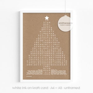 Puede incluir: Una impresi&oacute;n blanca sobre un fondo de papel kraft marr&oacute;n con un dise&ntilde;o de &aacute;rbol de Navidad compuesto por las palabras "STAR", "NUBI", "ORAV", "HWKBYB", "OMEYEQ", "NLAYTB", "ILNHEHAA", "SCYLTRINMP", "JEEAERLAIA", "VWHLEYJETLNP", "UEOWLXSSIYTR", "THCIISNGNVYOED", "GGEGLIITMSL", "DOSRIEL", "CMTINIHAVITYAMNIC", "ESKIDSVIUERPETWH", "NCCKDHGAYRMNSOFSDAA", "BONUENAYKHNHALDKORN", "GTAPPISLSNEEGHYYNGDGT", "SRLHPEVLEIGHTYOODAGR", "FDPMETVEPSPRQUTSAELE", "RPRAATHCEPSNNEUQSVEM", "TDORGEBUABRUDOLPHROBIN", "ZWMINCEPIESWSWCRACKERF", "LMRL", "GYEO", "NRAR", "RTA", "JHH", "smithereens", "made in england".