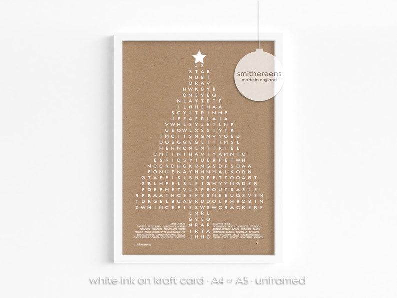 Puede incluir: Una impresi&oacute;n blanca sobre un fondo de papel kraft marr&oacute;n con un dise&ntilde;o de &aacute;rbol de Navidad compuesto por las palabras "STAR", "NUBI", "ORAV", "HWKBYB", "OMEYEQ", "NLAYTB", "ILNHEHAA", "SCYLTRINMP", "JEEAERLAIA", "VWHLEYJETLNP", "UEOWLXSSIYTR", "THCIISNGNVYOED", "GGEGLIITMSL", "DOSRIEL", "CMTINIHAVITYAMNIC", "ESKIDSVIUERPETWH", "NCCKDHGAYRMNSOFSDAA", "BONUENAYKHNHALDKORN", "GTAPPISLSNEEGHYYNGDGT", "SRLHPEVLEIGHTYOODAGR", "FDPMETVEPSPRQUTSAELE", "RPRAATHCEPSNNEUQSVEM", "TDORGEBUABRUDOLPHROBIN", "ZWMINCEPIESWSWCRACKERF", "LMRL", "GYEO", "NRAR", "RTA", "JHH", "smithereens", "made in england".