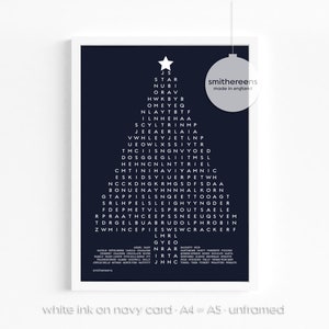 Puede incluir: Un dise&ntilde;o de &aacute;rbol de Navidad blanco sobre un fondo azul marino. El &aacute;rbol est&aacute; formado por las palabras "STAR", "NUBI", "ORAV", "HWK BYB", "OMEYEG", "NLAYTBTF", "ILNHEHAA", "SCYLTRINMP", "JEEAERLAIA", "VWHLEYJETLNP", "UEOWLXSSIYTR", "THCIISNGNVYOED", "D GGEGLIITMSL", "HEHNCNLN", "CMTINIHAV", "SYIU", "GKR", "RIEL", "AMNIC", "ETWH", "DFSDAA", "KORN", "DAGT", "ER", "SVEM", "IDOLPHROBIN", "ZWMINCEPIESWSWCRACKERF", "LMRL", "GYEO", "NRAR", "IRTA", "JHHC". El texto "smithereens made in england" est&aacute; en la parte superior derecha del dise&ntilde;o.