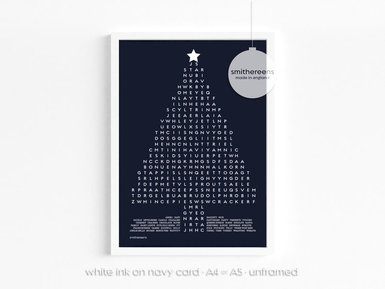 Puede incluir: Un dise&ntilde;o de &aacute;rbol de Navidad blanco sobre un fondo azul marino. El &aacute;rbol est&aacute; formado por las palabras "STAR", "NUBI", "ORAV", "HWK BYB", "OMEYEG", "NLAYTBTF", "ILNHEHAA", "SCYLTRINMP", "JEEAERLAIA", "VWHLEYJETLNP", "UEOWLXSSIYTR", "THCIISNGNVYOED", "D GGEGLIITMSL", "HEHNCNLN", "CMTINIHAV", "SYIU", "GKR", "RIEL", "AMNIC", "ETWH", "DFSDAA", "KORN", "DAGT", "ER", "SVEM", "IDOLPHROBIN", "ZWMINCEPIESWSWCRACKERF", "LMRL", "GYEO", "NRAR", "IRTA", "JHHC". El texto "smithereens made in england" est&aacute; en la parte superior derecha del dise&ntilde;o.