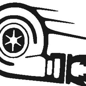 Op de afbeelding: Zwart-witte silhouet van een turbolader met vlammen die uit de uitlaat komen. De turbolader is gestileerd als een slak.