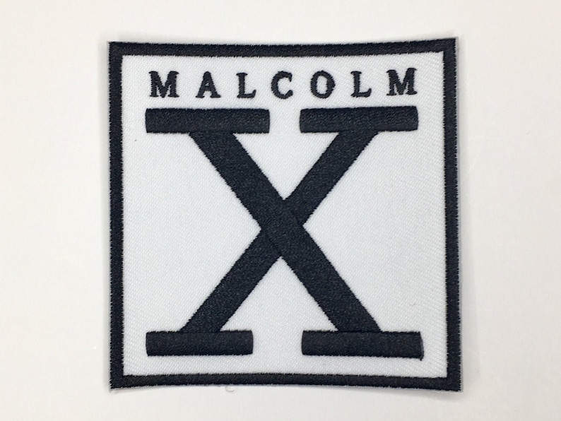 Peut inclure: Patch brod&eacute; noir et blanc avec le texte "MALCOLM X" dans un cadre carr&eacute;.