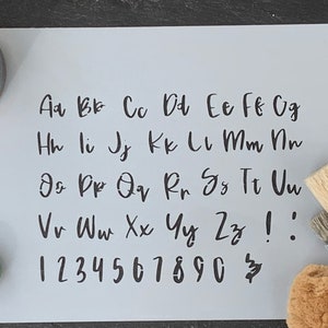 Pochoir alphabet au format A5 pour des meubles, des noms de lieux, du tissu, du carrelage, des gravures, des peintures murales, des travaux scolaires, des travaux manuels, des décorations de gâteaux. Cliquez pour acheter
