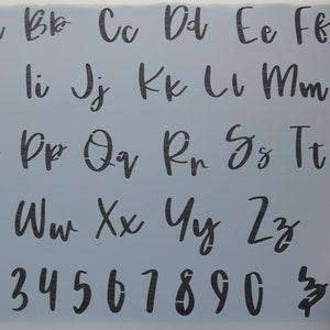 Pochoir alphabet A4.  190 et 125 mylars. Panneaux ou cartes de mariage.  À utiliser sur du tissu, du carrelage, des meubles ou des projets artistiques.  Cliquez pour peindre maintenant