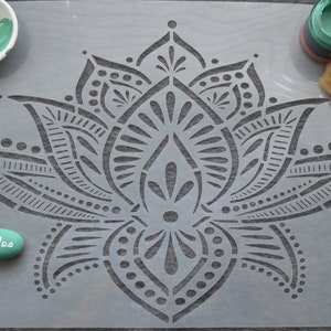 Grande stencil a forma di fiore di loto in formato A3 190 Mylar per dipingere mobili, tessuti, murales, incidere tutte le arti e i mestieri. Clicca per dipingere e decorare.