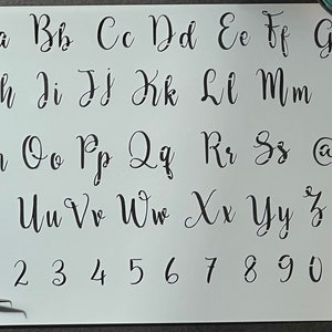 Alfabetstencil op A5-formaat voor meubels, stof, tegels, etsen, muurschilderingen, schoolwerk, knutselen, taartdecoratie. Klik om te schilderen en te decoreren