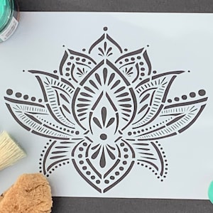 Piccolo fiore di loto, stencil di ninfea. Stencil per mobili, tessuti, piastrelle, incisioni, tutte le arti e i mestieri, clicca per dipingere ora.