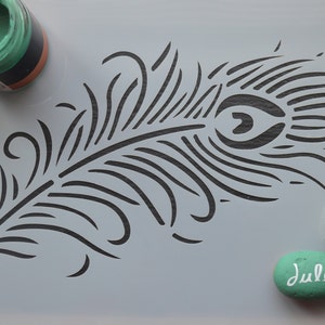 Stencil con piuma di pavone singola in formato A4 per mobili, tessuti, murales, incisioni e tutti i tipi di arti e mestieri. Clicca per dipingere e decorare subito.