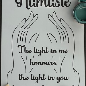 Estêncil Namastê.  A4 125 Mylar. Para pintar móveis, tecidos, murais, todas as artes e ofícios, clique para pintar e decorar
