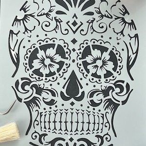 Pochoir tête de mort tatoué le jour des morts.  Mylar A5.  Pour peindre des meubles, des tissus, des peintures murales, des gravures, des panneaux de signalisation, de l'art et de l'artisanat, cliquez pour acheter