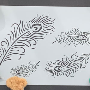 Stencil con piuma di pavone in formato A4 per mobili, tessuti, murales, incisioni e tutti i tipi di arti e mestieri. Clicca per dipingere e decorare subito.