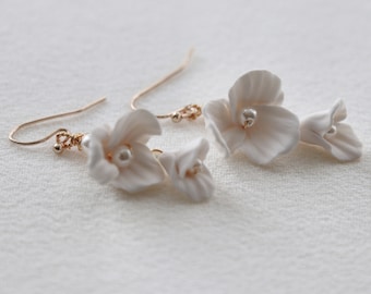 Bridal earrings, pearl earrings, flower earrings, clay flower earrings, earrings