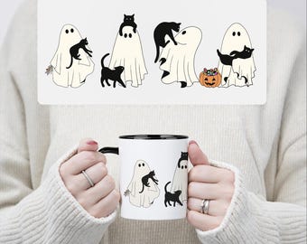 Könnte beinhalten: Eine weiße Keramiktasse mit schwarzem Rand und Henkel zeigt eine Schwarzweißillustration eines Geistes mit einer schwarzen Katze darin. Der Geist hält einen kleinen Kürbis mit Süßigkeiten darin. Die Tasse ist ein Halloween-Design.