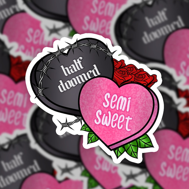 K&ouml;nnte beinhalten: Zwei herzf&ouml;rmige Bonbon-Gespr&auml;chsherzen, eines schwarz mit Stacheldraht und dem Text "half doomed", das andere rosa mit dem Text "semi sweet".