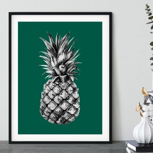 Peut inclure: Une illustration en noir et blanc d'un ananas sur un fond vert foncé. L'ananas est centré dans l'image et présente une illustration détaillée des feuilles et du fruit.
