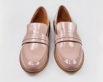 Patent leather moccasins in dusty pink color