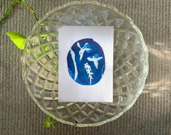 Impresión original en cianotipia de flores primaverales en formato A6.