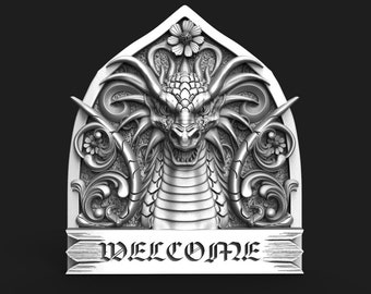 Può includere: Una targa da parete in metallo argentato con una testa di drago al centro e disegni floreali decorativi. La targa ha uno stendardo in basso che recita "WELCOME".