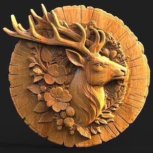 Op de afbeelding: Gedetailleerde houten snijwerk van een hertenkop en gewei, omringd door bloemen- en bladmotieven. Het kunstwerk is cirkelvormig, met een natuurlijke houtnerf afwerking, tegen een donkere achtergrond.