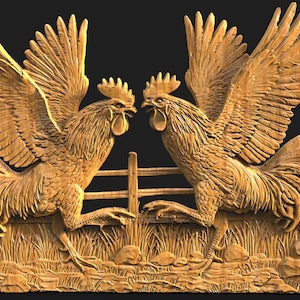 Puede incluir: Escultura en relieve de madera que representa dos gallos enfrentados con las alas extendidas. Los gallos están colocados sobre una base con hierba tallada, rocas y una pequeña valla. La escultura es de un cálido tono de madera natural.