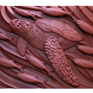 Puede incluir: Escultura en relieve de color marrón rojizo que representa una tortuga marina nadando con varios peces. La tortuga tiene un caparazón y aletas texturizadas, y los peces son aerodinámicos. El fondo tiene un patrón ondulado.
