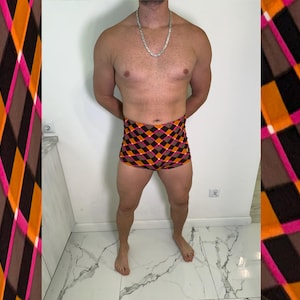 Op de afbeelding: Short met hoge taille voorzien van een herhalend argyle-patroon in tinten zwart, bruin, oranje en felroze. De short heeft een nauwsluitend silhouet en een strakke zoom, met een geometrisch ruitontwerp over de gehele stof.